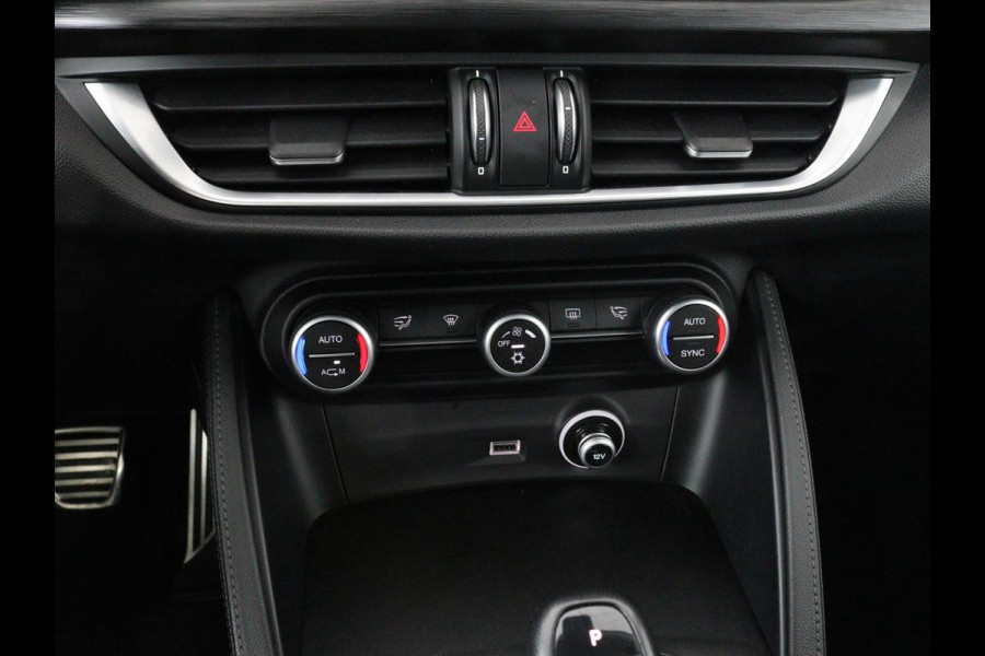 Alfa Romeo Stelvio 2.0 T Q4 Super | Camera | Sportstoelen | Xenon | Navigatie | Elektrische achterklep | Cruise control