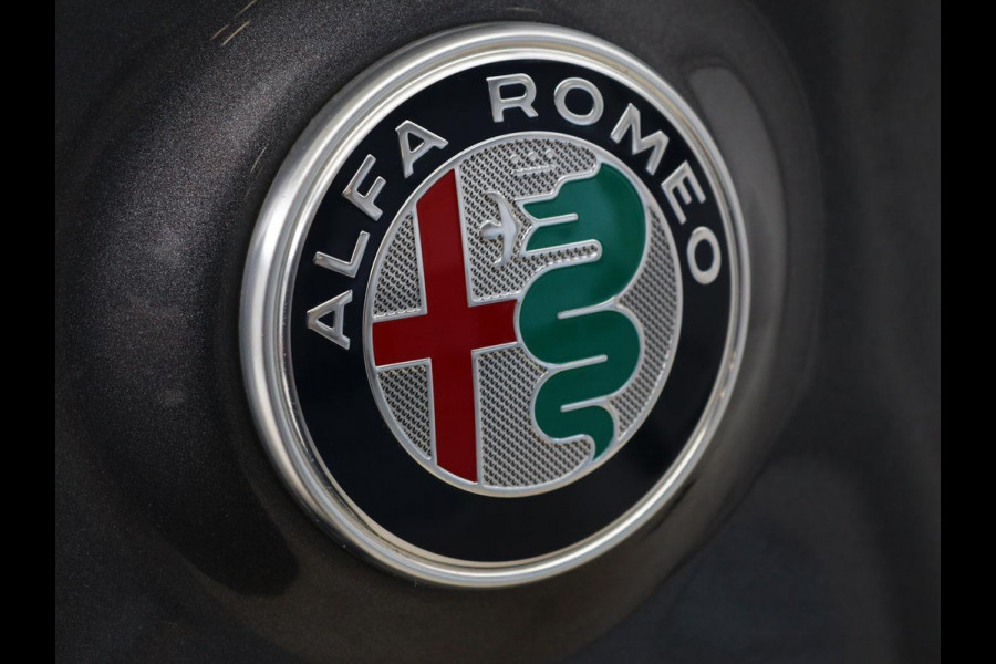 Alfa Romeo Stelvio 2.0 T Q4 Super | Camera | Sportstoelen | Xenon | Navigatie | Elektrische achterklep | Cruise control