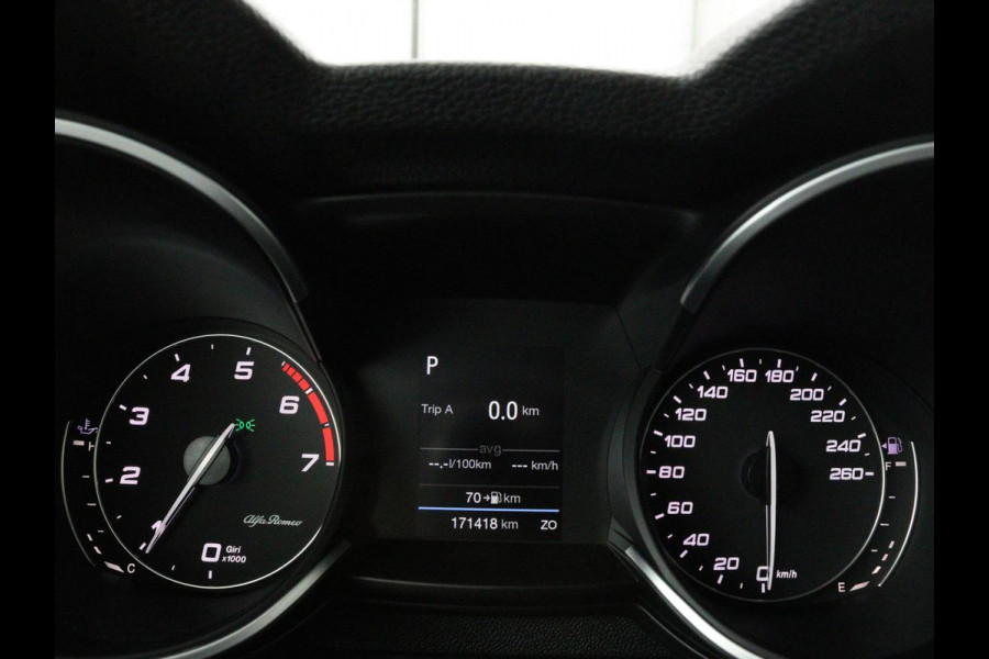 Alfa Romeo Stelvio 2.0 T Q4 Super | Camera | Sportstoelen | Xenon | Navigatie | Elektrische achterklep | Cruise control