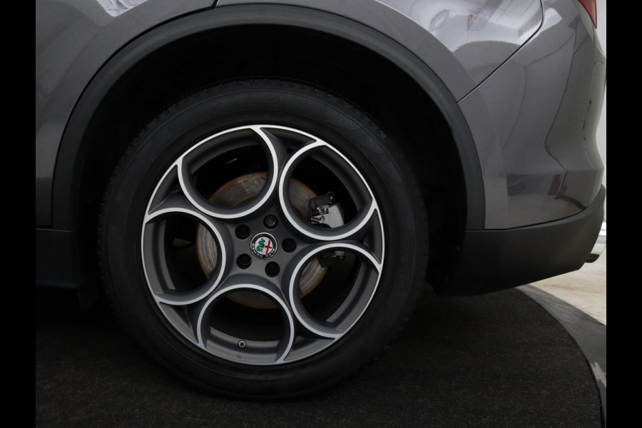 Alfa Romeo Stelvio 2.0 T Q4 Super | Camera | Sportstoelen | Xenon | Navigatie | Elektrische achterklep | Cruise control
