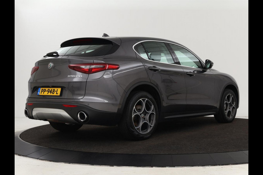 Alfa Romeo Stelvio 2.0 T Q4 Super | Camera | Sportstoelen | Xenon | Navigatie | Elektrische achterklep | Cruise control