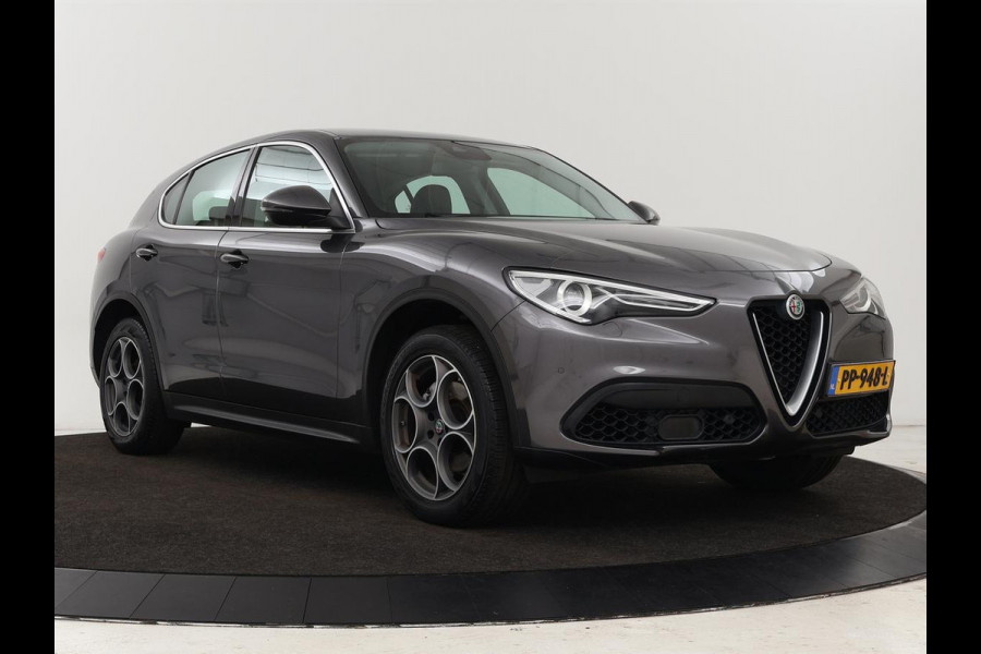 Alfa Romeo Stelvio 2.0 T Q4 Super | Camera | Sportstoelen | Xenon | Navigatie | Elektrische achterklep | Cruise control