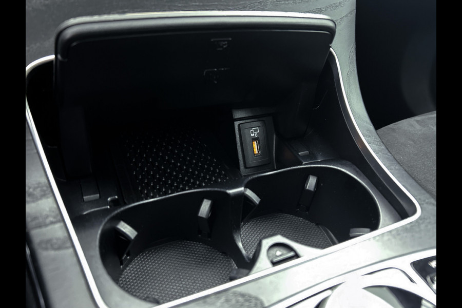 Mercedes-Benz C-Klasse 200 Business Solution AMG | Achteruitrijcamera | AMG-styling | Smartphone-integratiepakket | Navigatiesysteem full map | 24 Maanden Mercedes-Benz Certified garantie.