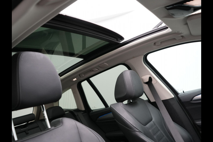 BMW X3 xDrive30e Luxury Line Plug In Hybrid 293pk PHEV | Trekhaak af Fabriek | Panodak | Adaptive Cruise | Lederen Sportstoelen Memory | 19"L.M | Sfeerverlichting | Keyless | Apple Carplay |