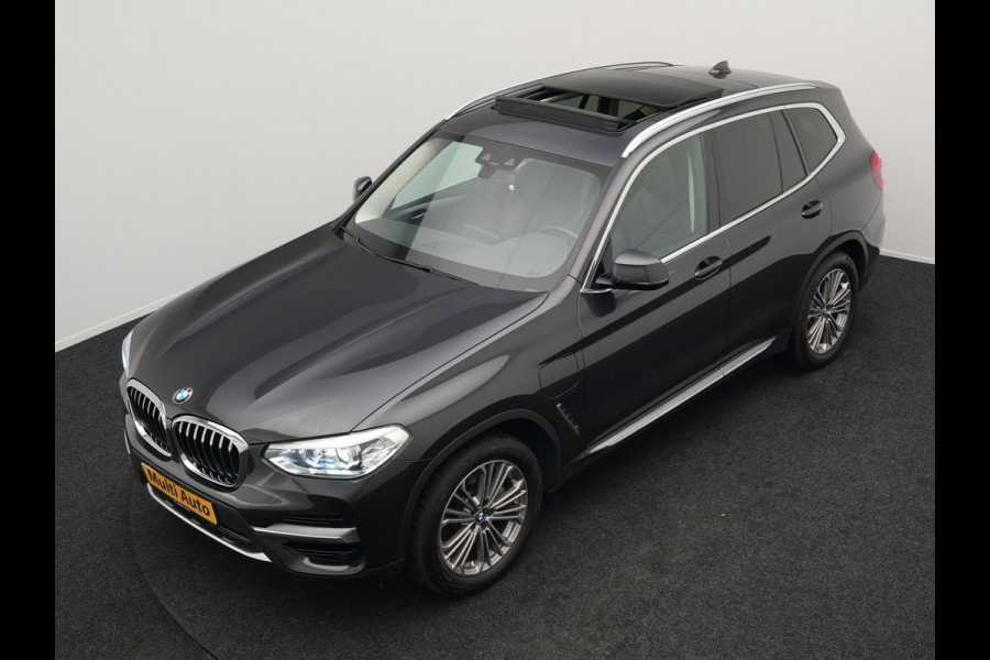 BMW X3 xDrive30e Luxury Line Plug In Hybrid 293pk PHEV | Trekhaak af Fabriek | Panodak | Adaptive Cruise | Lederen Sportstoelen Memory | 19"L.M | Sfeerverlichting | Keyless | Apple Carplay |