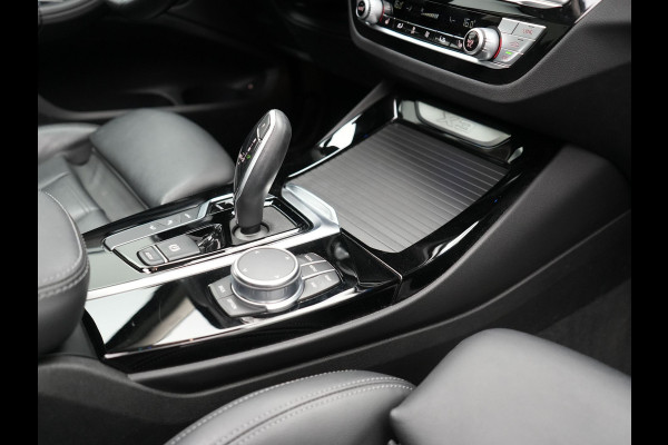 BMW X3 xDrive30e Luxury Line Plug In Hybrid 293pk PHEV | Trekhaak af Fabriek | Panodak | Adaptive Cruise | Lederen Sportstoelen Memory | 19"L.M | Sfeerverlichting | Keyless | Apple Carplay |