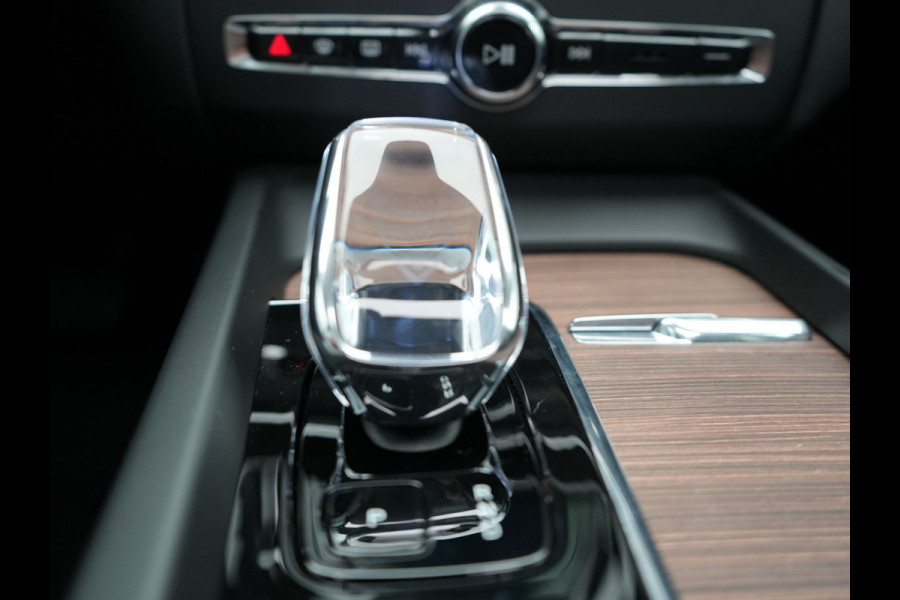 Volvo XC60 T8 AWD Ultimate Bright Plug In Hybrid PHEV | Panodak | Luxe Lederen Sportstoelen Memory & Massage | 360 Camera | Adaptive Cruise | Head Up | 20"L.M | Google Maps |