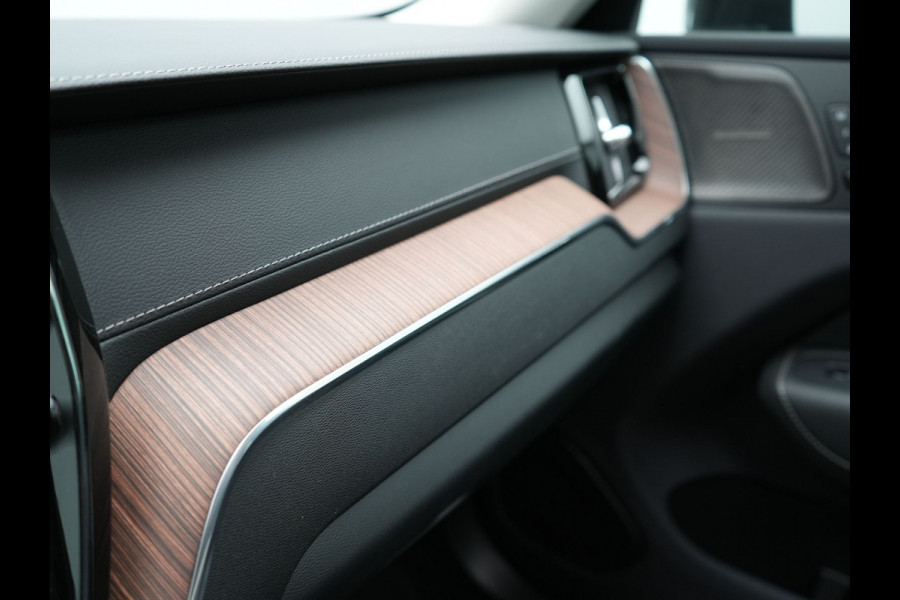 Volvo XC60 T8 AWD Ultimate Bright Plug In Hybrid PHEV | Panodak | Luxe Lederen Sportstoelen Memory & Massage | 360 Camera | Adaptive Cruise | Head Up | 20"L.M | Google Maps |