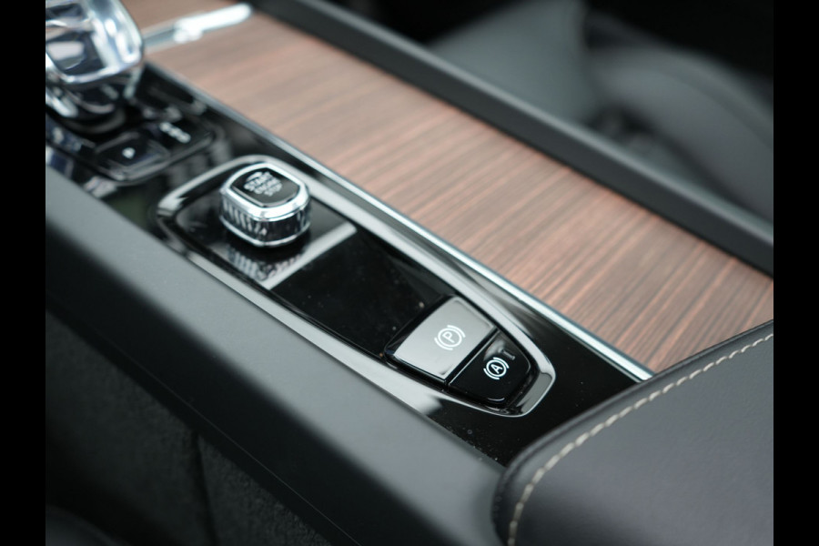 Volvo XC60 T8 AWD Ultimate Bright Plug In Hybrid PHEV | Panodak | Luxe Lederen Sportstoelen Memory & Massage | 360 Camera | Adaptive Cruise | Head Up | 20"L.M | Google Maps |