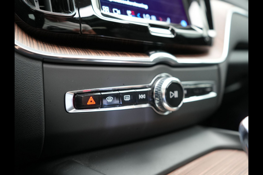 Volvo XC60 T8 AWD Ultimate Bright Plug In Hybrid PHEV | Panodak | Luxe Lederen Sportstoelen Memory & Massage | 360 Camera | Adaptive Cruise | Head Up | 20"L.M | Google Maps |