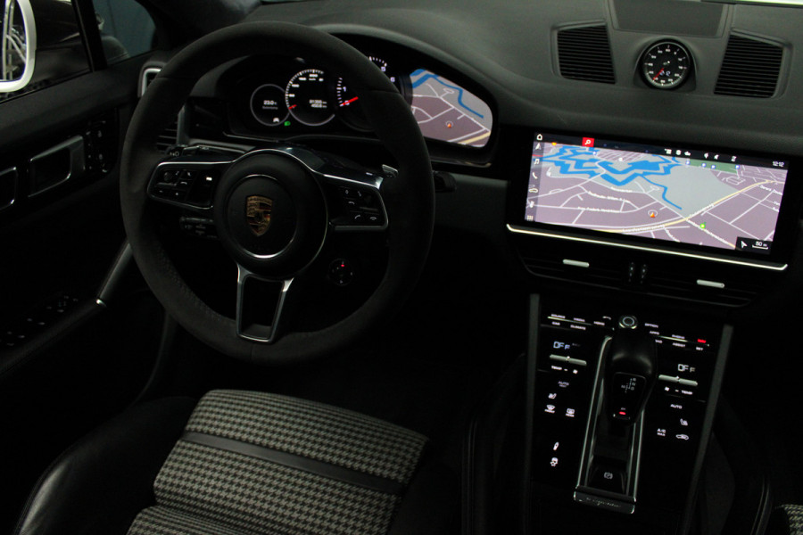 Porsche Cayenne Coupé 3.0 GT Sport Chrono Carbon Softclose Camera Bose Elektr. uitklapbare trekhaak Alcantara binnenhemel 22" LM velgen