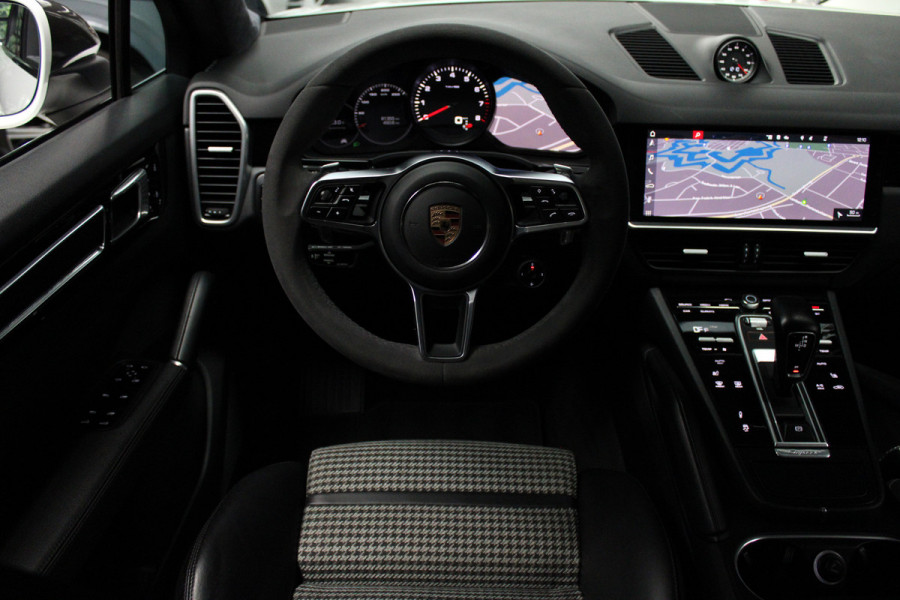 Porsche Cayenne Coupé 3.0 GT Sport Chrono Carbon Softclose Camera Bose Elektr. uitklapbare trekhaak Alcantara binnenhemel 22" LM velgen