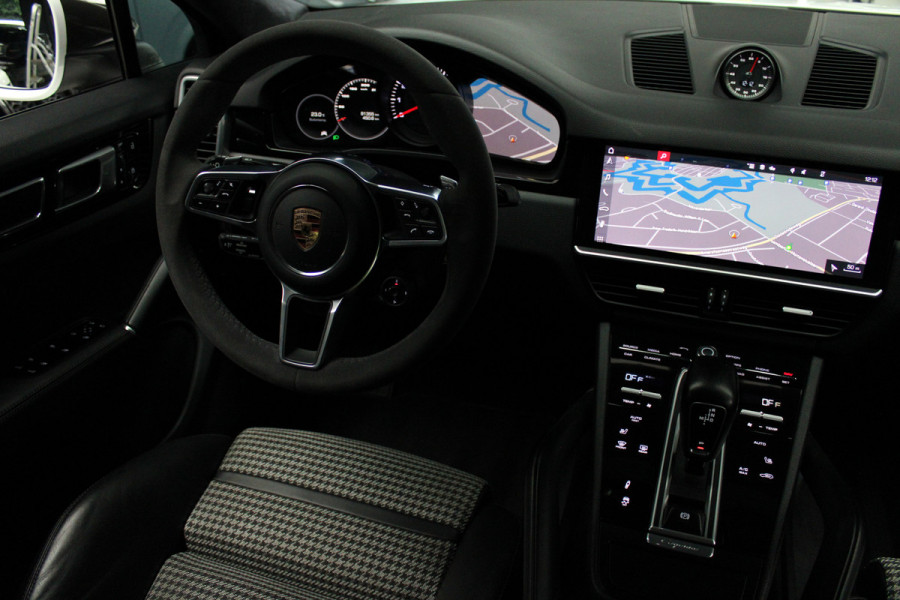 Porsche Cayenne Coupé 3.0 GT Sport Chrono Carbon Softclose Camera Bose Elektr. uitklapbare trekhaak Alcantara binnenhemel 22" LM velgen