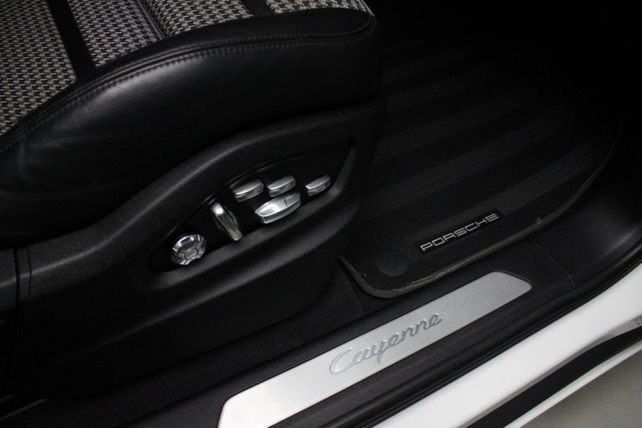 Porsche Cayenne Coupé 3.0 GT Sport Chrono Carbon Softclose Camera Bose Elektr. uitklapbare trekhaak Alcantara binnenhemel 22" LM velgen