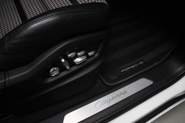 Porsche Cayenne Coupé 3.0 GT Sport Chrono Carbon Softclose Camera Bose Elektr. uitklapbare trekhaak Alcantara binnenhemel 22" LM velgen