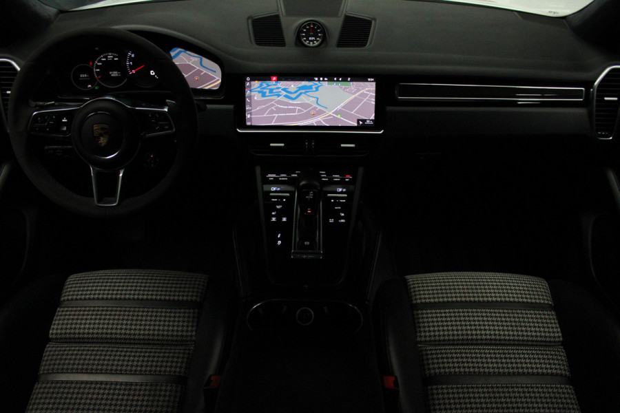 Porsche Cayenne Coupé 3.0 GT Sport Chrono Carbon Softclose Camera Bose Elektr. uitklapbare trekhaak Alcantara binnenhemel 22" LM velgen