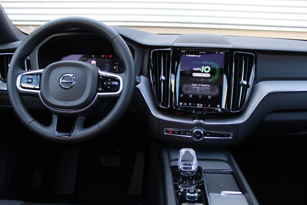 Volvo XC60 2.0 T8 Plug-in hybrid AWD Plus Dark | Panoramadak | 360 | H&K | Pilot Assist