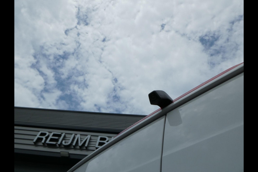 Volkswagen Crafter 35 2.0 TDI 180 pk L3H3 ( L2H2) airco, apple carplay ,camera ,trekhaak