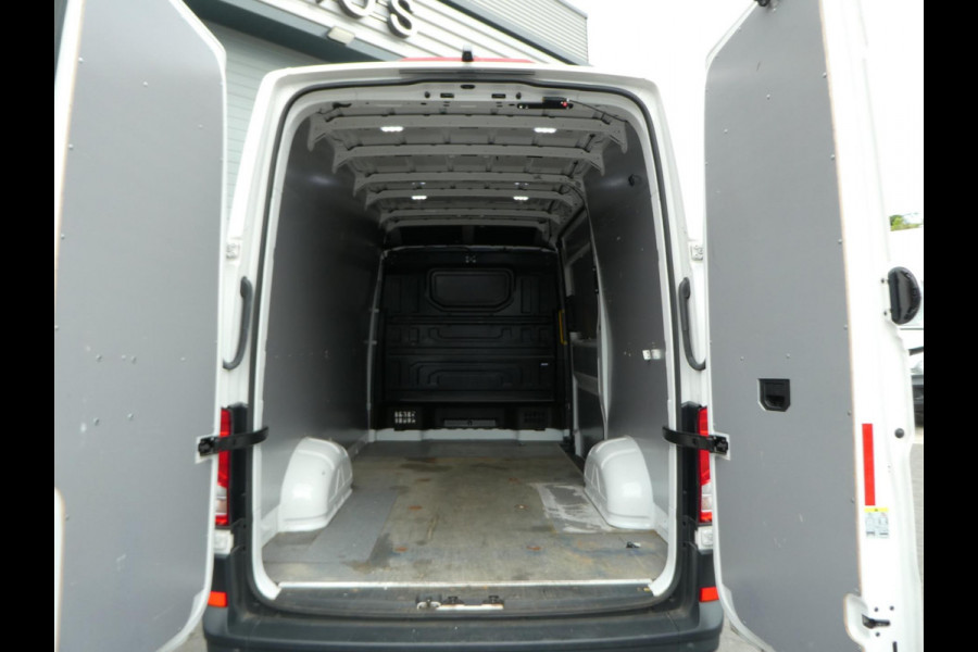 Volkswagen Crafter 35 2.0 TDI 180 pk L3H3 ( L2H2) airco, apple carplay ,camera ,trekhaak