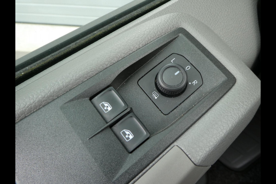 Volkswagen Crafter 35 2.0 TDI 180 pk L3H3 ( L2H2) airco, apple carplay ,camera ,trekhaak