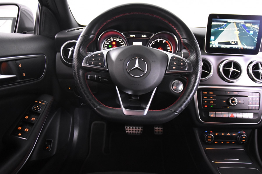 Mercedes-Benz GLA 180 AMG Line *Navi*Camera*Cruise*