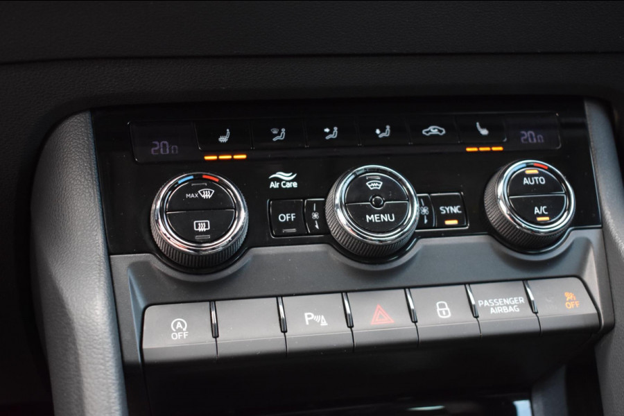 Škoda Karoq 1.5 TSI ACT | LEDER | TREKHAAK | CAMERA | APPLE CARPLAY | ANDROID AUTO | STOELVERWARMING | DEALER ONDERHOUDEN