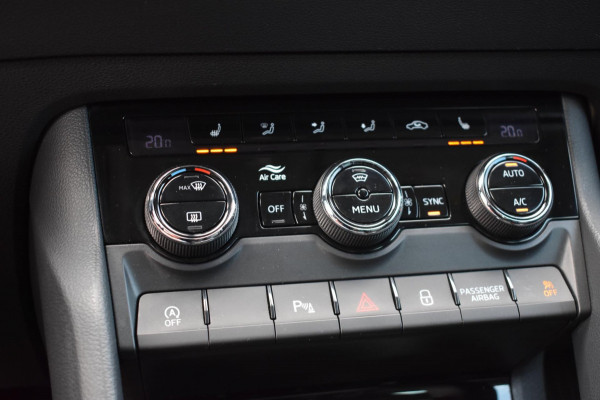 Škoda Karoq 1.5 TSI ACT | LEDER | TREKHAAK | CAMERA | APPLE CARPLAY | ANDROID AUTO | STOELVERWARMING | DEALER ONDERHOUDEN
