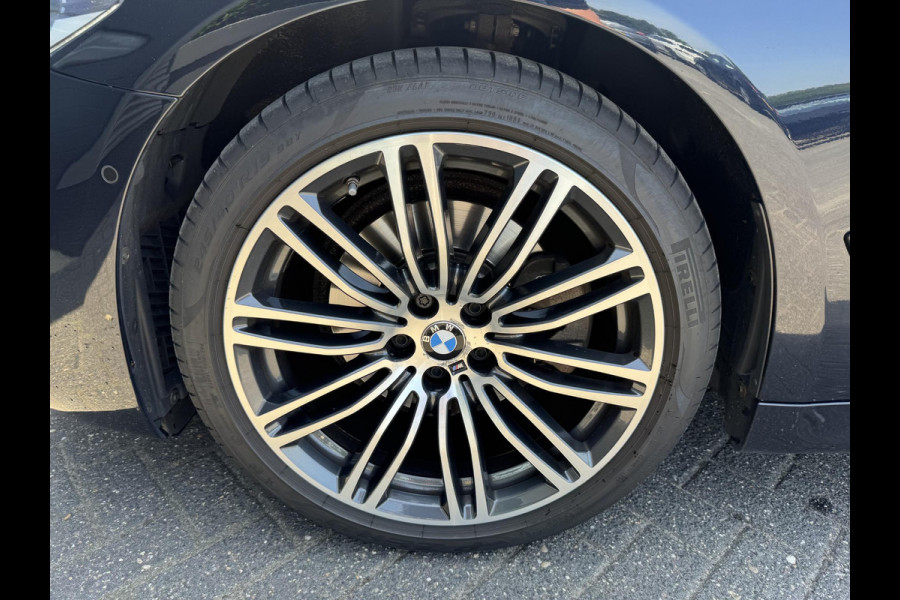 BMW 5 Serie 520d High Executive M-Sport | Panoramadak | 360* Camera | Head-Up Display | Climate Control | 19 Inch Lichtmetalen Velgen |
