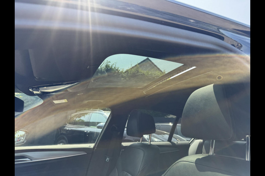 BMW 5 Serie 520d High Executive M-Sport | Panoramadak | 360* Camera | Head-Up Display | Climate Control | 19 Inch Lichtmetalen Velgen |