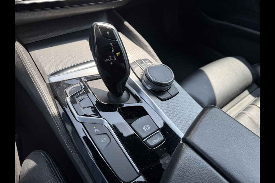 BMW 5 Serie 520d High Executive M-Sport | Panoramadak | 360* Camera | Head-Up Display | Climate Control | 19 Inch Lichtmetalen Velgen |