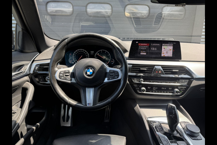 BMW 5 Serie 520d High Executive M-Sport | Panoramadak | 360* Camera | Head-Up Display | Climate Control | 19 Inch Lichtmetalen Velgen |