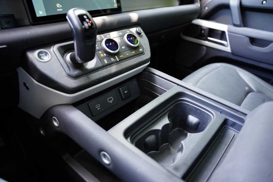 Land Rover Defender 90 P300 X-Dynamic HSE
