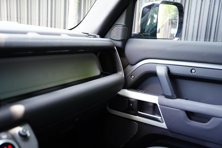 Land Rover Defender 90 P300 X-Dynamic HSE