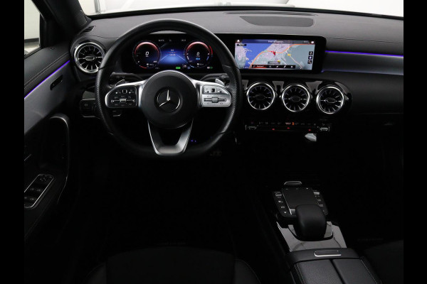 Mercedes-Benz A-Klasse 250 e AMG Line | Widescreen | Camera | Sfeerverlichting | Stoelverwarming | Full-LED | Navigatie | DAB+ | Cruise control