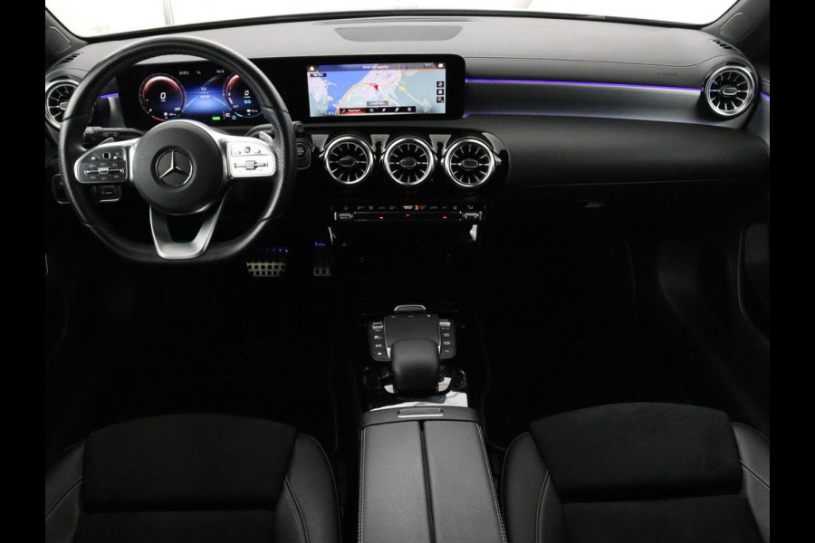Mercedes-Benz A-Klasse 250 e AMG Line | Widescreen | Camera | Sfeerverlichting | Stoelverwarming | Full-LED | Navigatie | DAB+ | Cruise control