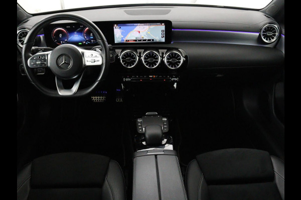Mercedes-Benz A-Klasse 250 e AMG Line | Widescreen | Camera | Sfeerverlichting | Stoelverwarming | Full-LED | Navigatie | DAB+ | Cruise control