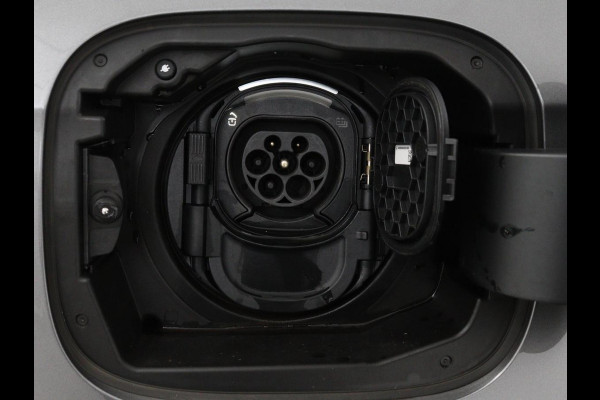 Mercedes-Benz A-Klasse 250 e AMG Line | Widescreen | Camera | Sfeerverlichting | Stoelverwarming | Full-LED | Navigatie | DAB+ | Cruise control