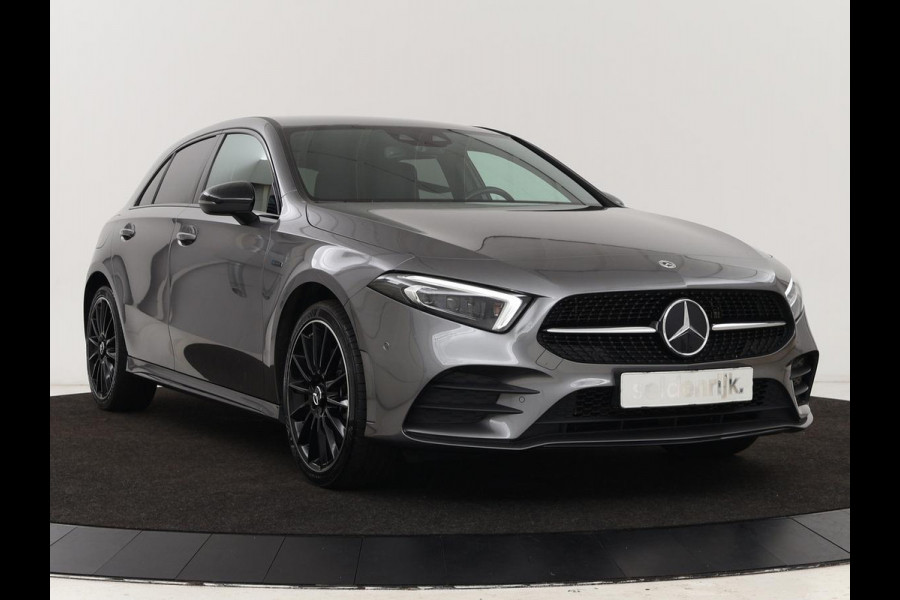 Mercedes-Benz A-Klasse 250 e AMG Line | Widescreen | Camera | Sfeerverlichting | Stoelverwarming | Full-LED | Navigatie | DAB+ | Cruise control