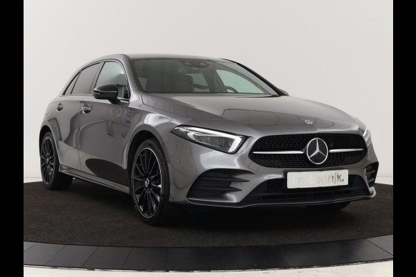 Mercedes-Benz A-Klasse 250 e AMG Line | Widescreen | Camera | Sfeerverlichting | Stoelverwarming | Full-LED | Navigatie | DAB+ | Cruise control