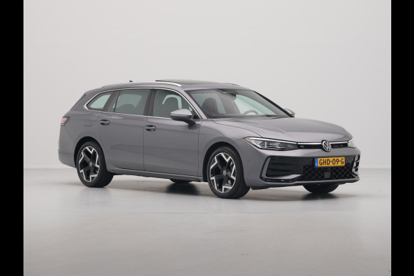 Volkswagen Passat Variant 1.5 eTSI 150pk R-Line Business Panorama Trekhaak Camera Side Assist 227