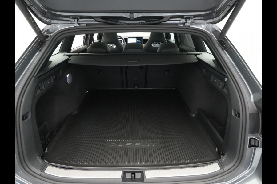Volkswagen Passat Variant 1.5 eTSI 150pk R-Line Business Panorama Trekhaak Camera Side Assist 227
