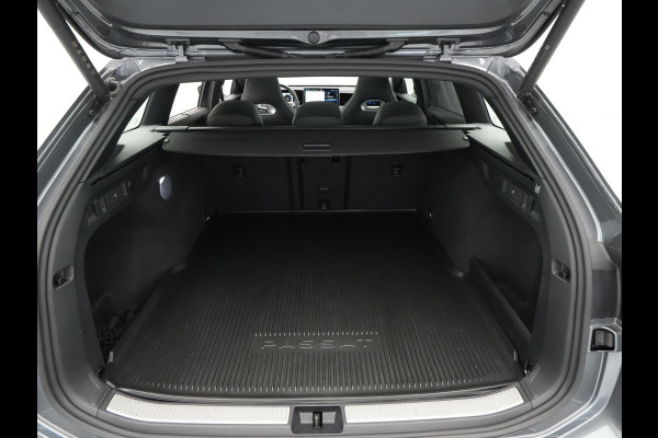 Volkswagen Passat Variant 1.5 eTSI 150pk R-Line Business Panorama Trekhaak Camera Side Assist 227
