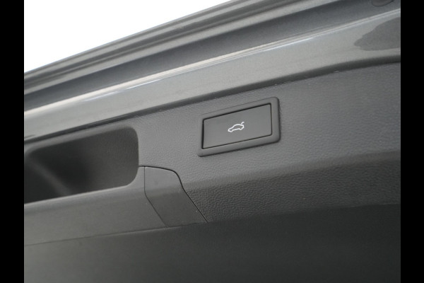 Volkswagen Passat Variant 1.5 eTSI 150pk R-Line Business Panorama Trekhaak Camera Side Assist 227