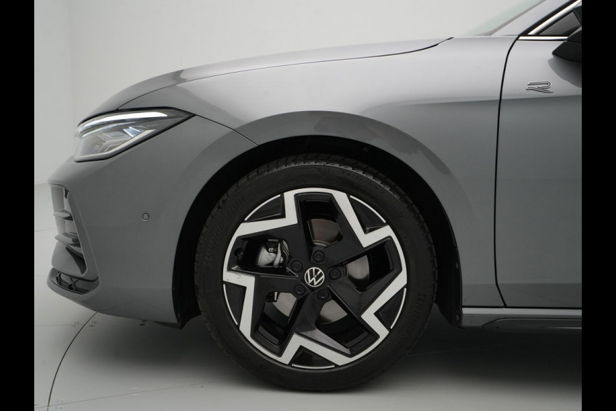 Volkswagen Passat Variant 1.5 eTSI 150pk R-Line Business Panorama Trekhaak Camera Side Assist 227