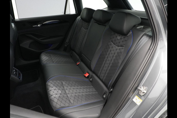 Volkswagen Passat Variant 1.5 eTSI 150pk R-Line Business Panorama Trekhaak Camera Side Assist 227