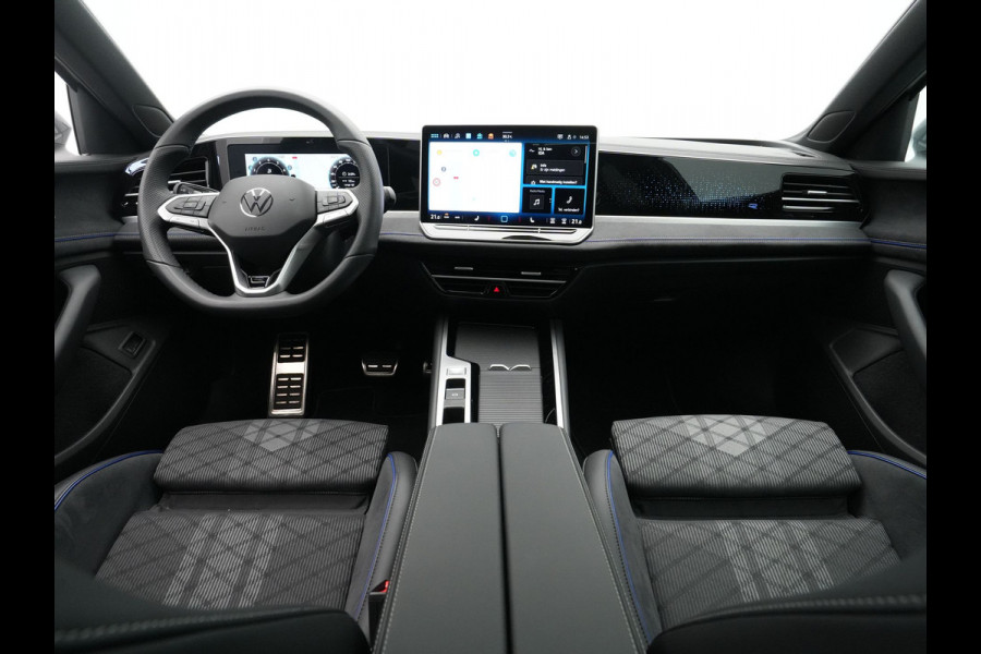 Volkswagen Passat Variant 1.5 eTSI 150pk R-Line Business Panorama Trekhaak Camera Side Assist 227