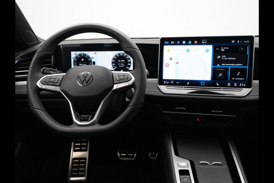 Volkswagen Passat Variant 1.5 eTSI 150pk R-Line Business Panorama Trekhaak Camera Side Assist 227