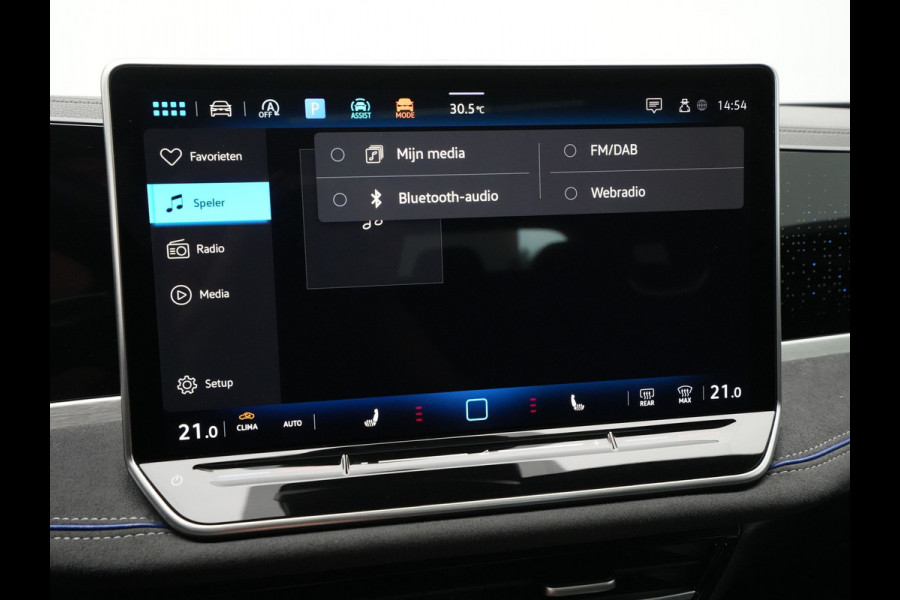 Volkswagen Passat Variant 1.5 eTSI 150pk R-Line Business Panorama Trekhaak Camera Side Assist 227