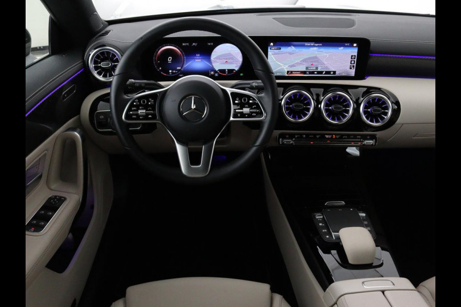 Mercedes-Benz CLA-Klasse Shooting Brake 180 Luxury Line | Camera | Leder | Sfeerverlichting | Stoelverwarming | Adaptive cruise | Navigatie | LED