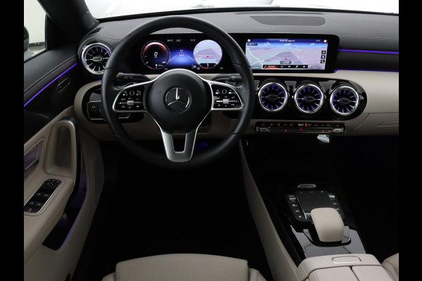 Mercedes-Benz CLA-Klasse Shooting Brake 180 Luxury Line | Camera | Leder | Sfeerverlichting | Stoelverwarming | Adaptive cruise | Navigatie | LED